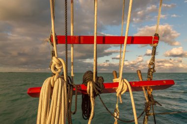 Belgili tanımlık anahtar taşı için günbatımı bekleyen yelken