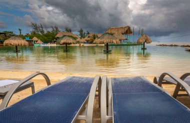 Roatan ada plaj sandalye