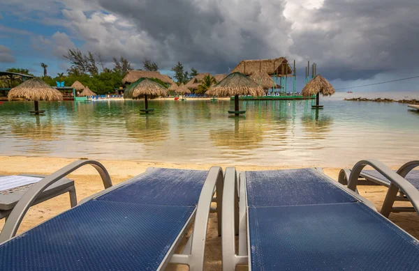 Sedie sulla spiaggia nell'isola di Roatan — Foto Stock