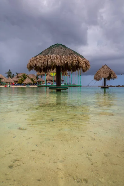 Palapa sull'acqua vicino alla spiaggia — Foto Stock