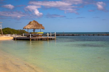 Belize adasında sahilde Palapas