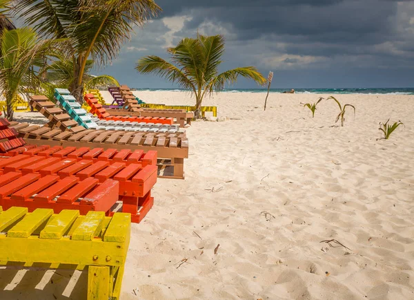 Sedie colorate in spiaggia — Foto Stock