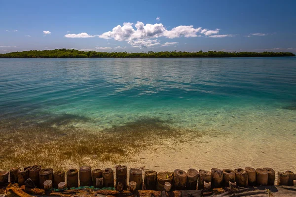 Schöner karibischer Anblick mit türkisfarbenem Wasser auf der Insel Belize — Stockfoto