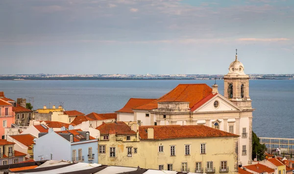 Lisboa, Portugal paisagem urbana no distrito de Alfama . — Fotografia de Stock