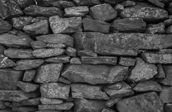 Ancien mur à la campagne en noir et blanc — Photo