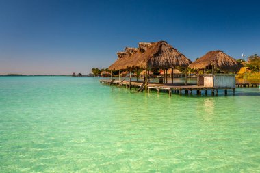 Bacalar'da Yedi Renkli Lagün