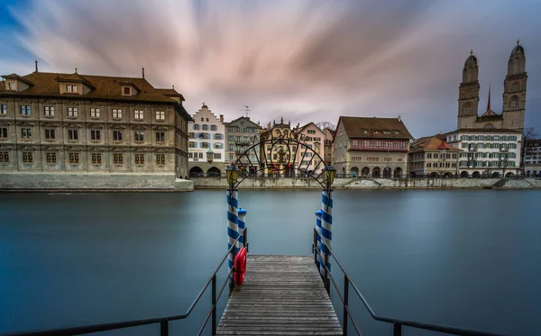 Limmatfluss bei Sonnenuntergang in z � � rich, Schweiz — Stockfoto