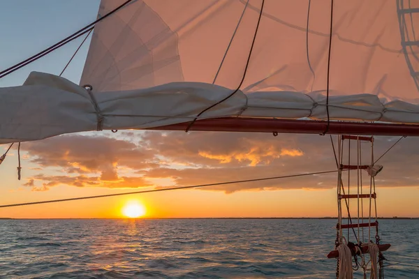 Navegar en las teclas a la espera de la puesta del sol — Foto de Stock