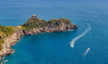 Napoli'nin güneyinde Akdeniz'de Amalfi sahili, İtalya