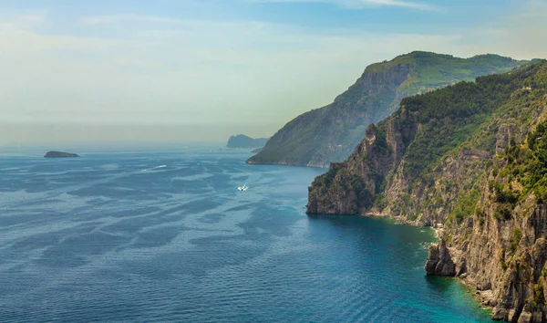 Costa de Amalfi en el mar Mediterráneo al sur de Nápoles, Italia — Foto de stock gratuita