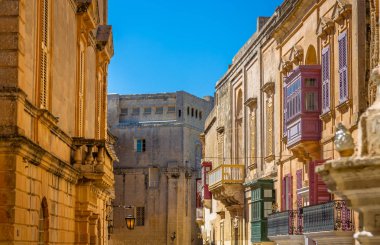 Geleneksel Malta tarzı çok renkli balkonlar