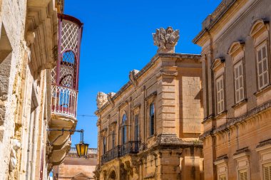Geleneksel Malta tarzı çok renkli balkonlar