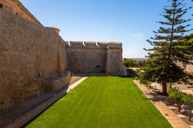 Kuvvetlendirilmiş Mdina şehrine giriş