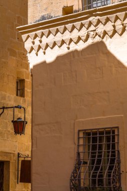 Tipik pencere ve lambalar Mdina içinde