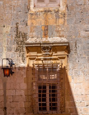 Tipik pencere ve lambalar Mdina içinde