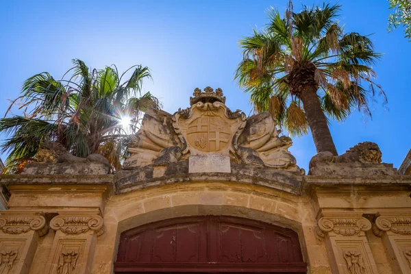 Puerta fortificada y palmera en Mdina — Foto de Stock
