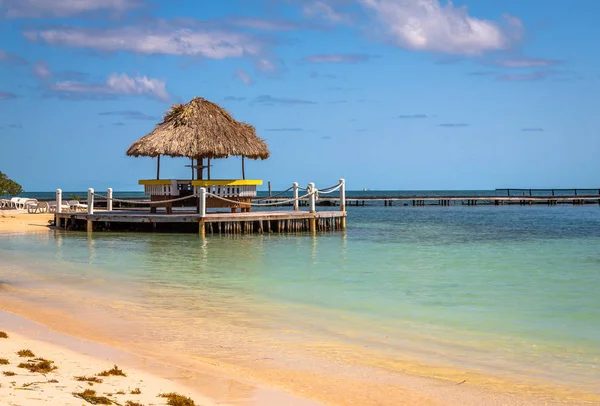 Palapas sulla spiaggia nell'isola del Belize — Foto Stock