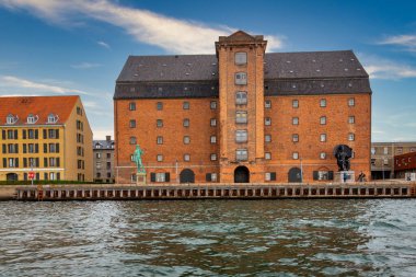 Kopenhag turistik beldesinin fotoğrafı. Şehir kanallarında tekne turu sırasında çekilmiş. Sıcak bir yaz gününde, gökyüzü aydınlık..