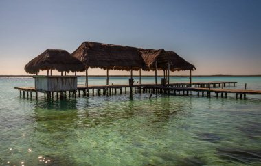 Laguna de Bacalar, Meksika 'nın Bacalar şehrinde bulunan Yedi Renk Gölü olarak da bilinir. Kristal berrak sular ve gölün beyaz kumlu tabanı su renginin farklı renklere dönüşmesine neden olur..