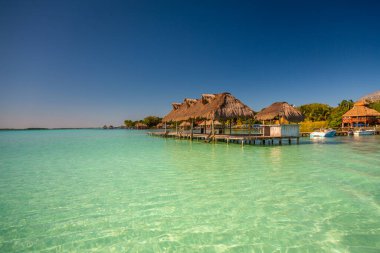 Laguna de Bacalar, Meksika 'nın Bacalar şehrinde bulunan Yedi Renk Gölü olarak da bilinir. Kristal berrak sular ve gölün beyaz kumlu tabanı su renginin farklı renklere dönüşmesine neden olur..