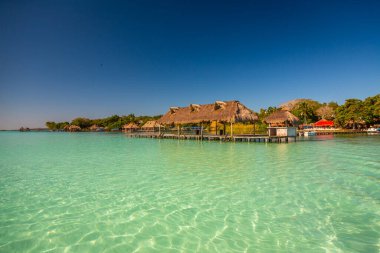 Laguna de Bacalar, Meksika 'nın Bacalar şehrinde bulunan Yedi Renk Gölü olarak da bilinir. Kristal berrak sular ve gölün beyaz kumlu tabanı su renginin farklı renklere dönüşmesine neden olur..