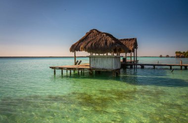 Laguna de Bacalar, Meksika 'nın Bacalar şehrinde bulunan Yedi Renk Gölü olarak da bilinir. Kristal berrak sular ve gölün beyaz kumlu tabanı su renginin farklı renklere dönüşmesine neden olur..