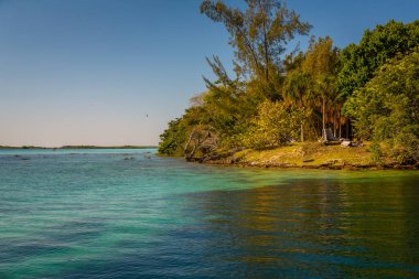 Laguna de Bacalar, Meksika 'nın Bacalar şehrinde bulunan Yedi Renk Gölü olarak da bilinir. Kristal berrak sular ve gölün beyaz kumlu tabanı su renginin farklı renklere dönüşmesine neden olur..