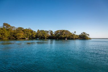 Laguna de Bacalar, Meksika 'nın Bacalar şehrinde bulunan Yedi Renk Gölü olarak da bilinir. Kristal berrak sular ve gölün beyaz kumlu tabanı su renginin farklı renklere dönüşmesine neden olur..