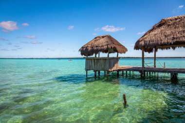 Laguna de Bacalar, Meksika 'nın Bacalar şehrinde bulunan Yedi Renk Gölü olarak da bilinir. Kristal berrak sular ve gölün beyaz kumlu tabanı su renginin farklı renklere dönüşmesine neden olur..
