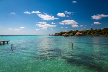 Laguna de Bacalar, Meksika 'nın Bacalar şehrinde bulunan Yedi Renk Gölü olarak da bilinir. Kristal berrak sular ve gölün beyaz kumlu tabanı su renginin farklı renklere dönüşmesine neden olur..