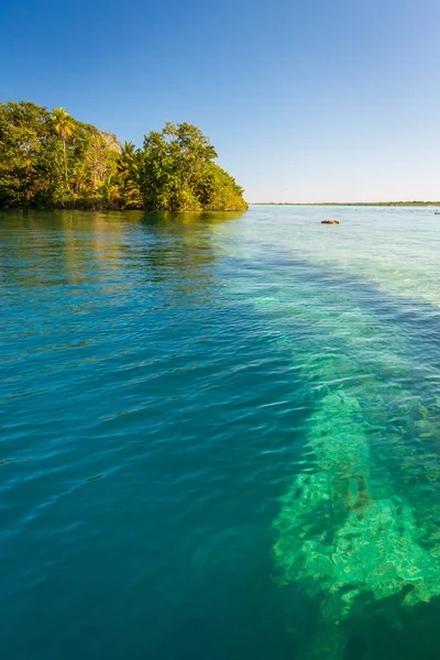 Die Laguna Bacalar Ist Auch Als Lagune Der Sieben Farben — Stockfoto