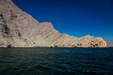 Musandam Yarımadası, Umman, fotoğraftaki bir tekne bir tur sırasında alınan Khasab, yakınındaki güzel kıyı sahne