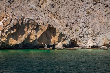 Musandam Yarımadası, Umman, fotoğraftaki bir tekne bir tur sırasında alınan Khasab, yakınındaki güzel kıyı sahne