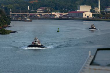 Çekici gemi Panama Kanalı 'nda büyük gemileri çekmek ve yardım etmek için kullanılır.