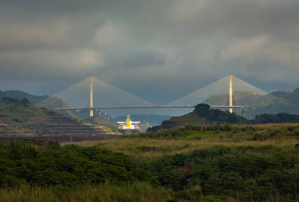Крупный Нефтяной Танкер Пересекающий Канал Панма Столетним Мостом Заднем Плане — стоковое фото