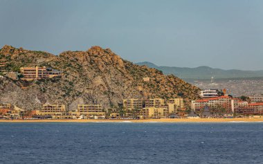El Arco 'nun Cabo San Lucas' taki hava manzarası. Doğal bir kemer içeren kaya çıkıntıları Meksika 'nın en ünlü doğal cazibelerinden biridir..