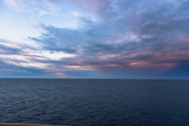 Karayip denizinin üzerinde gökyüzü. Mavi dramatik gökyüzü. Mavi gökyüzü ve beyaz bulutlu doğa arkaplanı.