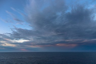 Karayip denizinin üzerinde gökyüzü. Mavi dramatik gökyüzü. Mavi gökyüzü ve beyaz bulutlu doğa arkaplanı.