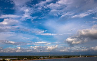 Karayip denizinin üzerinde gökyüzü. Mavi dramatik gökyüzü. Mavi gökyüzü ve beyaz bulutlu doğa arkaplanı.