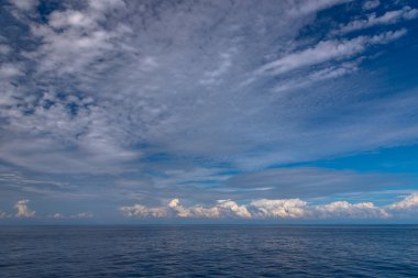 Karayip denizinin üzerinde gökyüzü. Mavi dramatik gökyüzü. Mavi gökyüzü ve beyaz bulutlu doğa arkaplanı.