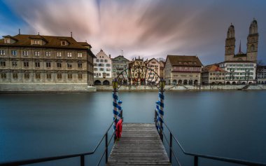 Tarihi Zürih şehir merkezi ve Limmat nehrinin manzarasına uzun zamandır panoramik olarak maruz kalmaktayız, İsviçre Avrupa