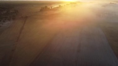 Sunrise 'da Sabah Sisi. Portekiz 'in Alentejo bölgesinde sabah sisi ile birlikte İHA' dan güzel bir manzara..