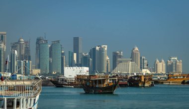 Cornish Rıhtımı 'ndan Doha' nın Finansal Bölgesi, Katar 'daki Pers Golf sahasına demirlemiş Dhows' lar..