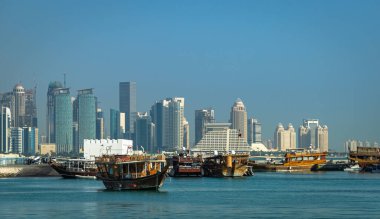 Cornish Rıhtımı 'ndan Doha' nın Finansal Bölgesi, Katar 'daki Pers Golf sahasına demirlemiş Dhows' lar..