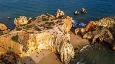Algarve 'deki Submarino Plajı. İnsansız hava aracı Alvor, Algarve, Portekiz 'deki Submarino Sahili' nde gün batımından önce görüldü..
