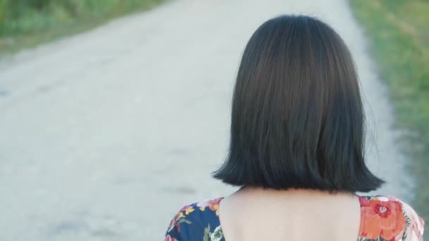 Красивая Привлекательная Европейская Девушка Короткими Черными Волосами Короткой Юбке Цветами — стоковое видео