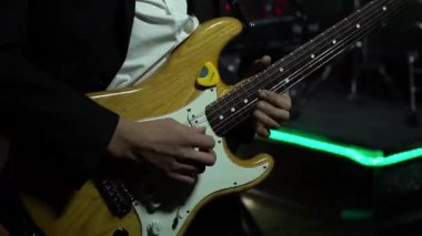 Gitarist rock grubuyla sahnede çok aktiftir. Yakın plan, yanıp sönen ışık