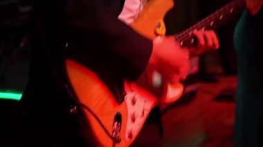Gitarist gitar sahnesinde çalar. Video harika bir gitar ve el planı. Güzel ses.
