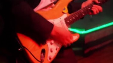 Gitarist grubuyla sahnede çalıyor.