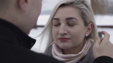Sarışın kocasına sevgiyle bakıyor ve gülümsüyor. Kapatın. Yavaş çekim